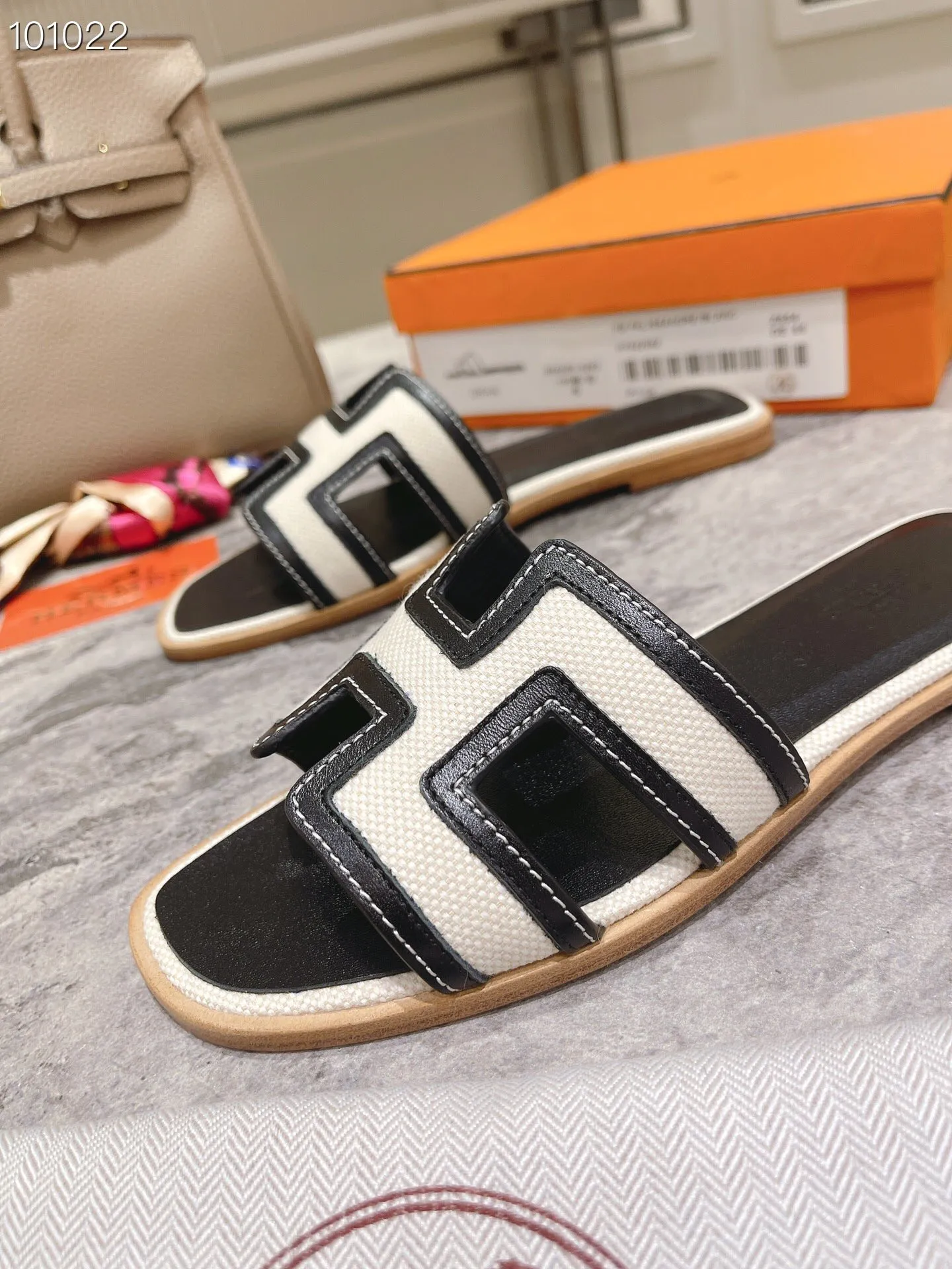 👟👟Ex-factory price 400👟👟 Genuine leather sole +50 New model for early spring, (high-end splicing and oil edge technology) newly revised version (Hermès), upgraded packaging, upgraded version and workmanship materials. Hermes®🔴The highest version of handmade shoes on the market✨✨ Top product Hermès slippers🐎 The new high-end fashion is the same as the original version, purely handmade by masters! ❥High-end customization, the highest version in the industry⚠❥Using: Hermers upper: Italian imported cowhide + original custom-grade Australian sheepskin feet + genuine leather outsole (pursuing top walking comfort) Hermes━━━━━ size: 35-40 (34.41.42 custom-made, non-returnable) Genuine leather sole Rubber sole